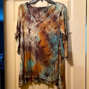 Tie dyed top with 3/4 sleeves. Size L